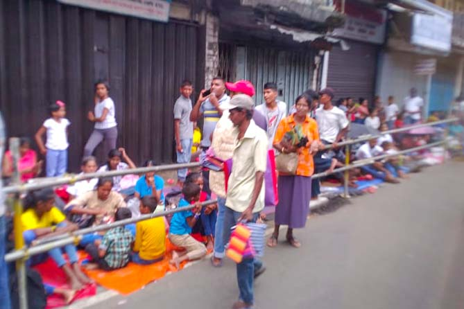Locals always select to see Perhara on the street; it is the cheapest way.